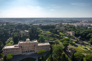 Vatikan 'daki Vatikan Bahçeleri' nin ve Vali 'nin Sarayı' nın Skyline manzarası. Vatikan Şehri ve Roma 'nın havadan görünüşü, İtalya