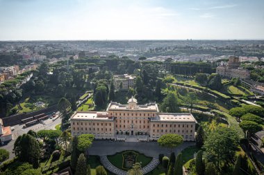 Vatikan 'daki Vatikan Bahçeleri' nin ve Vali 'nin Sarayı' nın Skyline manzarası. Vatikan Şehri ve Roma 'nın havadan görünüşü, İtalya