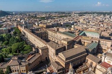 Vatikan 'daki Vatikan müzelerinin ve bahçelerinin havadan görünüşü Roma, İtalya ile çevrilidir.