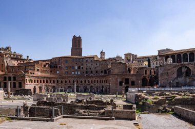 İtalya, Roma 'daki Trajan pazarının yıkıntılarının manzarası. Roma 'da tarihteki ilk alışveriş merkezi..