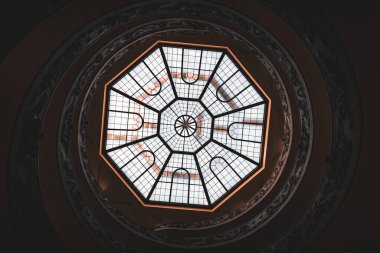Vatikan müzelerinde tavan penceresi. Sarmal merdivenin cam tavanı