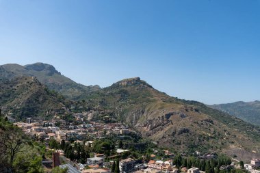 Eski Taormina kasabasının hava manzarası güneşli bir günde antik Yunan tiyatrosundan, Sicilya, İtalya