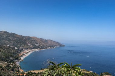 Eski Taormina kasabasının hava manzarası güneşli bir günde antik Yunan tiyatrosundan, Sicilya, İtalya