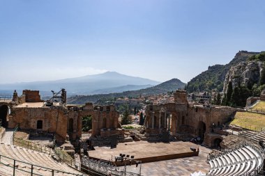 Güneşli bir günde Eski Taormina Tiyatrosu 'nun eski tuğla kalıntılarının manzarası