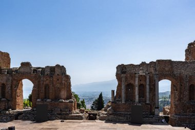 Güneşli bir günde Eski Taormina Tiyatrosu 'nun eski tuğla kalıntılarının manzarası