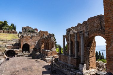 Güneşli bir günde Eski Taormina Tiyatrosu 'nun eski tuğla kalıntılarının manzarası