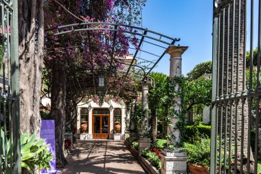 İtalya, Taormina 'daki Grand Hotel Timeo' nun önünde. Resimli teras, pergola ve otelin girişi.