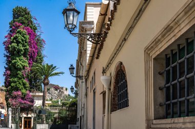 Güneşli bir günde Taormina 'nın mimarisi ve manzarası. İtalyan turistik şehri manzarası