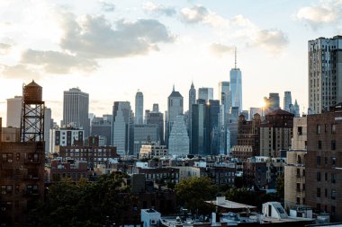 Gün batımında Manhattan gökdeleni ve Brooklyn binalarının finansal manzarası