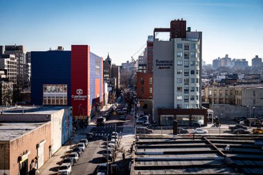 New York - ABD - 3 Ocak 2024: Gowanus 'taki bir çatıdan Brooklyn şehir merkezinin havadan görüntüsü