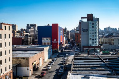 New York - ABD - 3 Ocak 2024: Gowanus 'taki bir çatıdan Brooklyn şehir merkezinin havadan görüntüsü