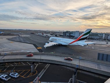 New York - ABD - 10 Ocak 2024: Emirates Airlines Airbus A380-800 John F. Kennedy Uluslararası Havaalanı