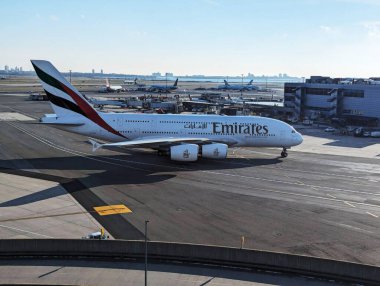 New York - ABD - 10 Ocak 2024: Emirates Airlines Airbus A380-800 John F. Kennedy Uluslararası Havaalanı