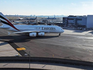 New York - ABD - 10 Ocak 2024: Emirates Airlines Airbus A380-800 John F. Kennedy Uluslararası Havaalanı
