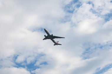 New York - ABD - 12 Kasım 2023: Queens, New York 'taki JFK havaalanından havalandıktan sonra Amerikan Havayolları' ndan kalkan uçak