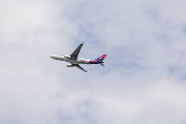 New York - ABD - 12 Kasım 2023: Airbus A 330 Hawaii havayolları Queens, New York 'taki JFK havaalanından havalandıktan sonra havalandı.