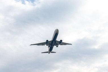 New York - ABD - 12 Kasım 2023: Delta havayollarından kalkan ve Queens, New York 'taki JFK havaalanına giden uçak