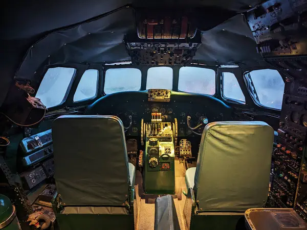 1950 'lerin takımyıldızı uçağının kokpiti artık ABD' nin Queens kentindeki JFK havaalanındaki TWA otelinde bulunan Connie adlı kokteyl salonunun bir parçasıdır.