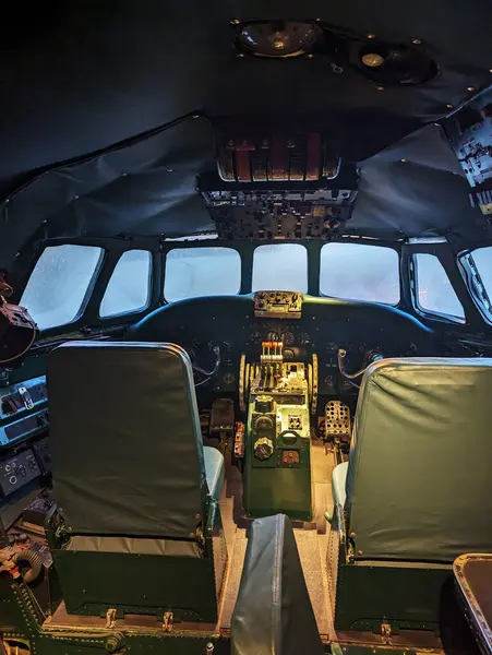 1950 'lerin takımyıldızı uçağının kokpiti artık ABD' nin Queens kentindeki JFK havaalanındaki TWA otelinde bulunan Connie adlı kokteyl salonunun bir parçasıdır.