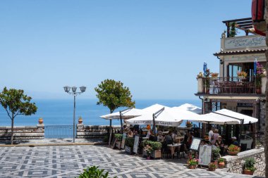 Taormina, İtalya - 10 Ağustos 2023: San Giorgio, Castelmola yakınlarındaki Taormina, Sicilya 'da turist için açık hava koltuklu Antico Cafe