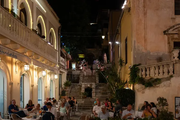 Taormina Italia Agosto 2023 Café Wunderbar Con Gente Comiendo Fuera — Foto de Stock