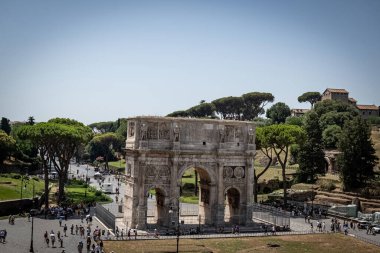 Roma, İtalya - 14 Ağustos 2023: Roma, İtalya 'da Kolezyum yakınlarındaki Konstantin Kemeri turistik bir ilgi merkezi