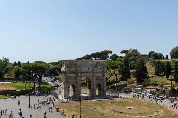 Roma, İtalya - 14 Ağustos 2023: Roma, İtalya 'da Kolezyum yakınlarındaki Konstantin Kemeri turistik bir ilgi merkezi