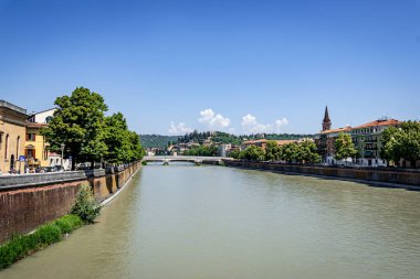 Verona, İtalya - 16 Ağustos 2023 San Pietro verona İtalya 'da selvi ağaçlı bir tepede. İtalya, Verona 'daki Adige Nehri