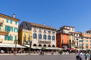 Verona, İtalya - 16 Ağustos 2023: Verona, İtalya 'da restoranların ve insanların dışarıda yemek yediği kare şehir manzarası