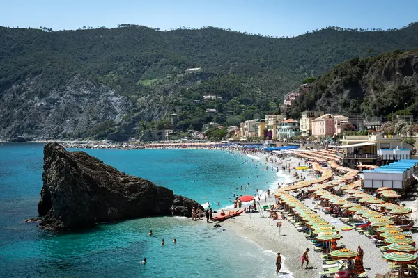 Cinque Terre, İtalya - 17 Ağustos 2023: Arka planda ağaçlar, deniz ve dağlar bulunan Cinque Terre Monterosso sahili