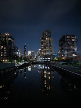 Gökdelen, Brooklyn şehir merkezinde güneş batarken Gowanus Kanalı 'ndan görülen kuleler.