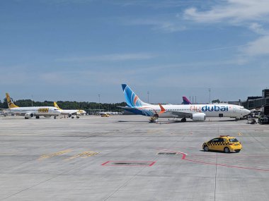 Krakow, Polonya - 20 Mayıs 2024: Polonya 'nın Krakow kentinde 737-800 Boeing Flydubai uçağıyla havalimanı