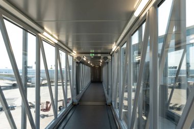 Uçağa giden yol. Havaalanındaki boş bir köprüde.