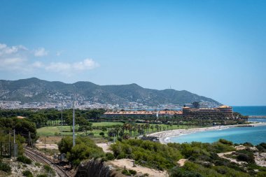 Sitges 'in uzaktan görüntüsü. Tren rayları. Kıyı, deniz ve dağların manzarası