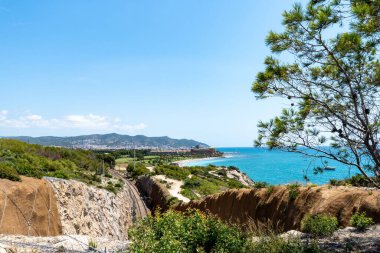 Sitges 'in uzaktan görüntüsü. Tren rayları. Kıyı, deniz ve dağların manzarası