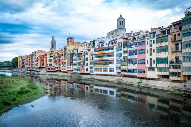 İspanya 'nın Girona kentindeki Onyar nehri üzerindeki renkli yüzlü evler