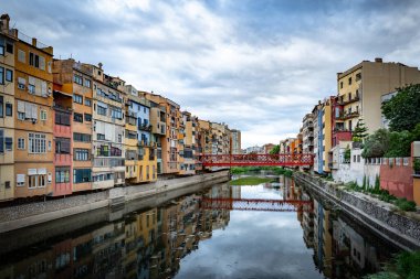 İspanya 'nın Girona kentindeki Onyar nehri üzerindeki renkli yüzlü evler