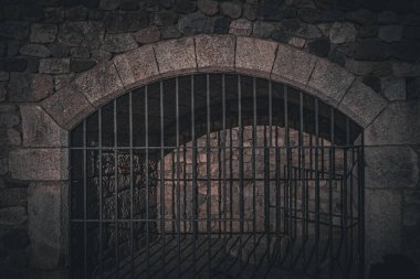 İspanya 'nın Girona kentindeki Yahudi mahallesinde yuvarlak kemerli ve metal parmaklıklı taş duvar.