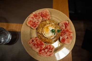 Peynirli ve domatesli ekmek parçalarıyla servis edilen İspanyol omleti veya patatesi.