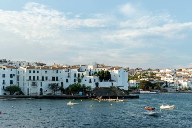 Kadavra manzarası, Katalonya, İspanya 'nın büyüleyici kasabası. Akdeniz 'de yüzen tekneleri olan bir körfez.