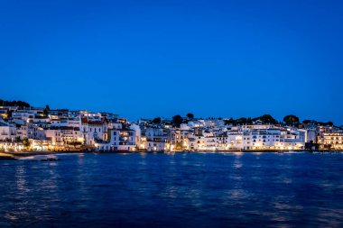 Kadavraların beyaz binaları ve geceleri deniz.