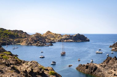 İspanya, Kadavra 'da deniz manzarası ve tekneler. Costa Brava 'daki güzel kıyı manzarası