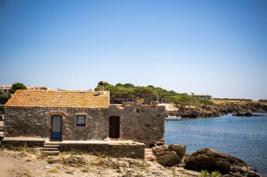 İspanya 'nın Kadavra sahilindeki taş duvar manzarası.