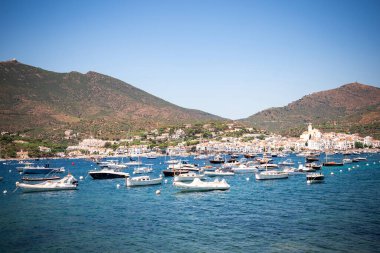 İspanya, Kadavra 'da deniz manzarası ve tekneler. Costa Brava 'daki güzel kıyı manzarası