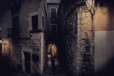 Geceleri ya da akşamları taş duvarlar ve basamaklarla dar sokaklar