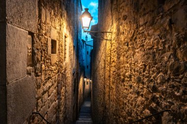 Geceleri ya da akşamları taş duvarlar ve basamaklarla dar sokaklar