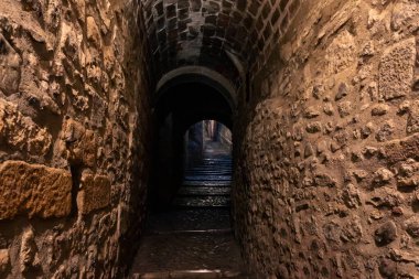 Geceleri ya da akşamları taş duvarlar ve basamaklarla dar sokaklar