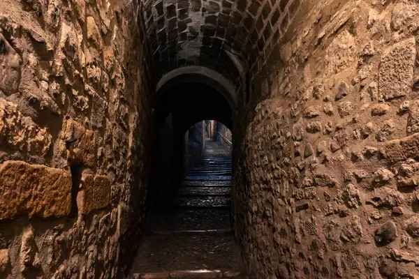 Geceleri ya da akşamları taş duvarlar ve basamaklarla dar sokaklar