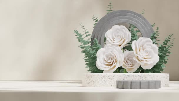 テラゾーとコンクリート表面シームレスループシャドーアニメーションの3D映像テンプレートのモックアップをアーチで白いバラと葉でレンダリング — ストック動画