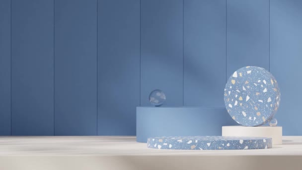 ガラス球と青の壁でシームレスな影のアニメーションをループする青い白いテラゾ表彰台の3D映像の空白のモックアップをレンダリング — ストック動画